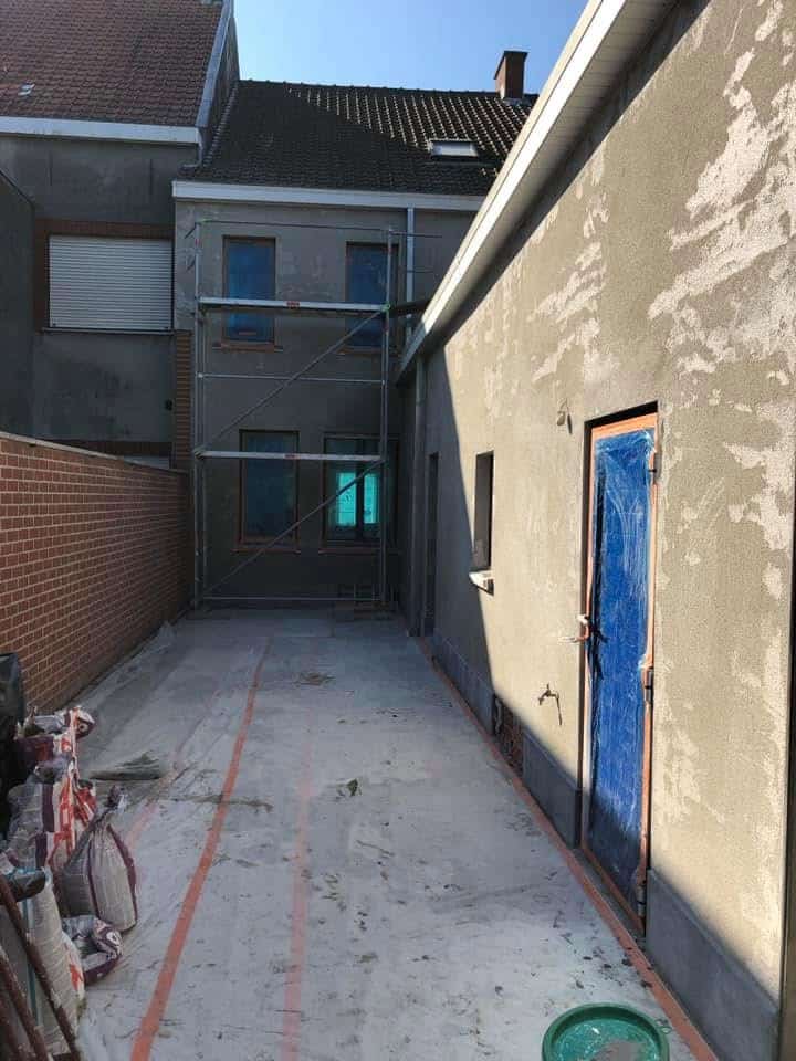 Woning met een egale cementgebonden gevelafwerking