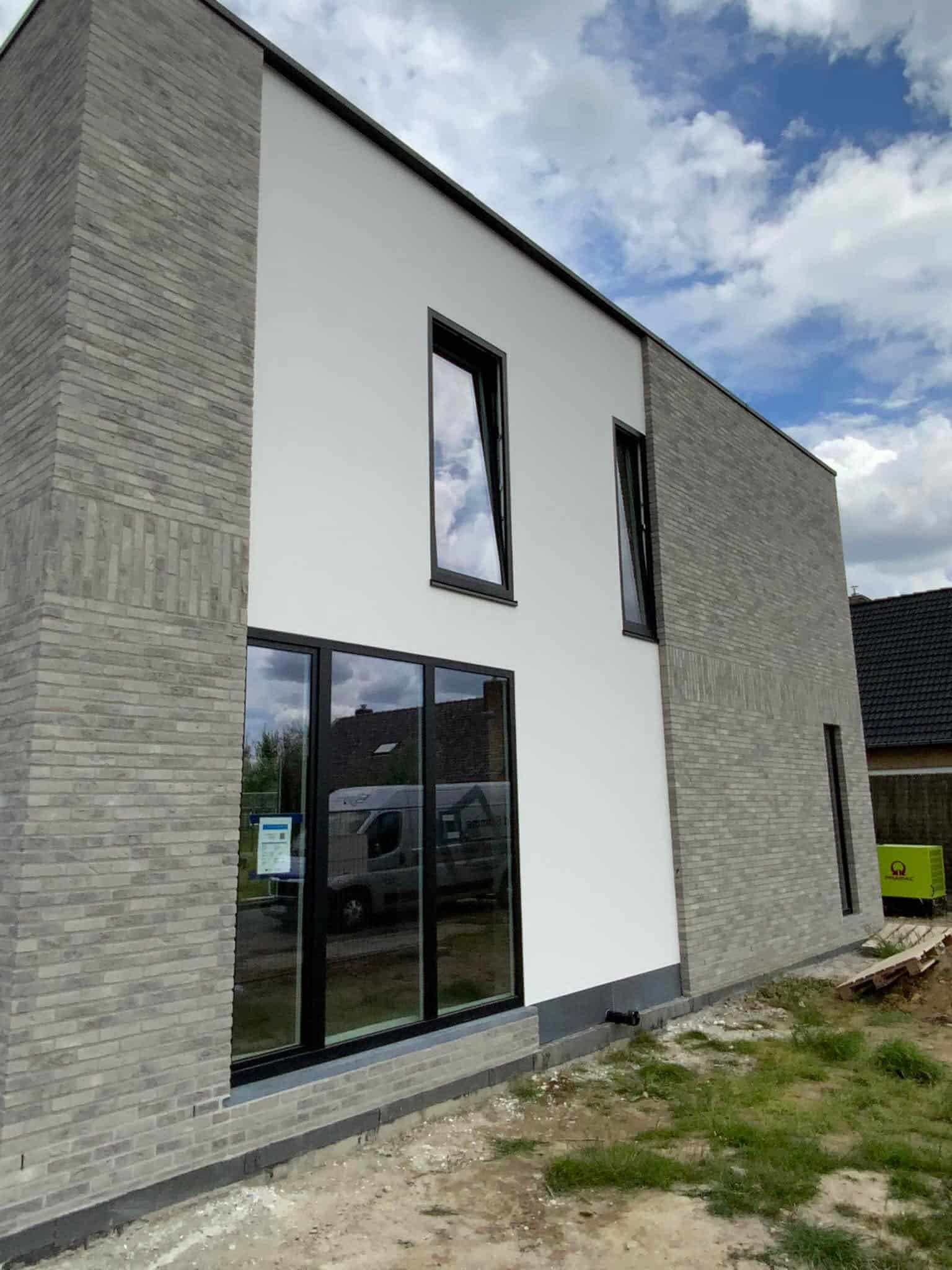 Close-up van de structuur van witte crepi op een buitengevel