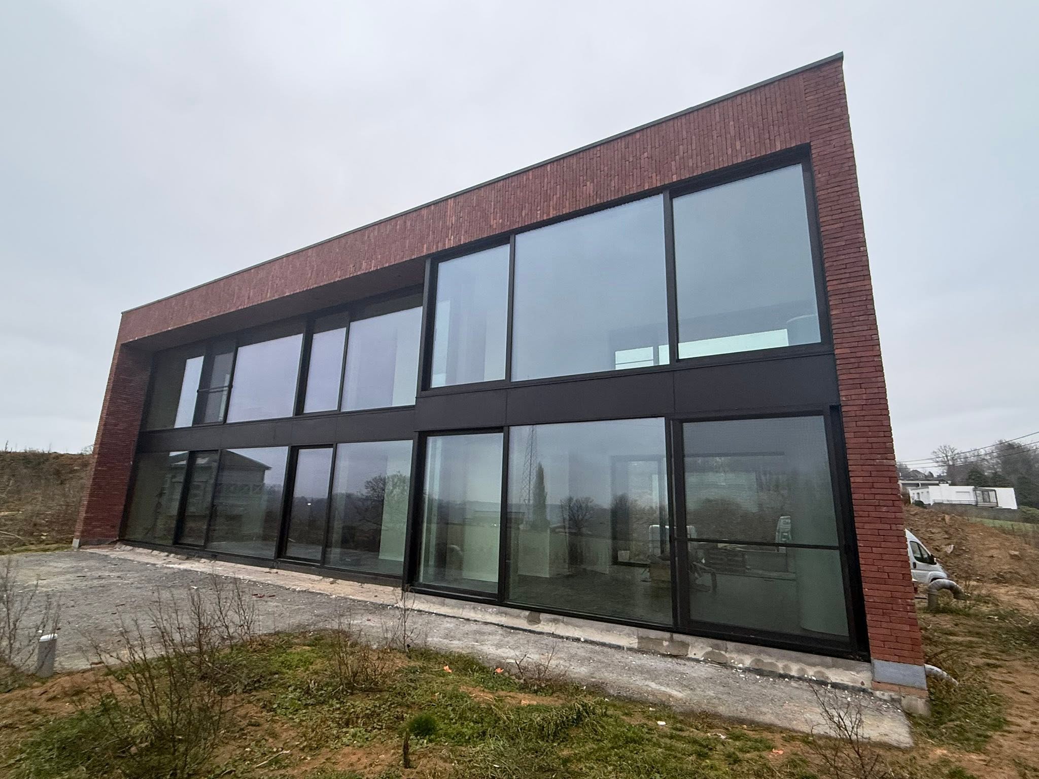 Moderne woning met steenstrips en baksteenlook