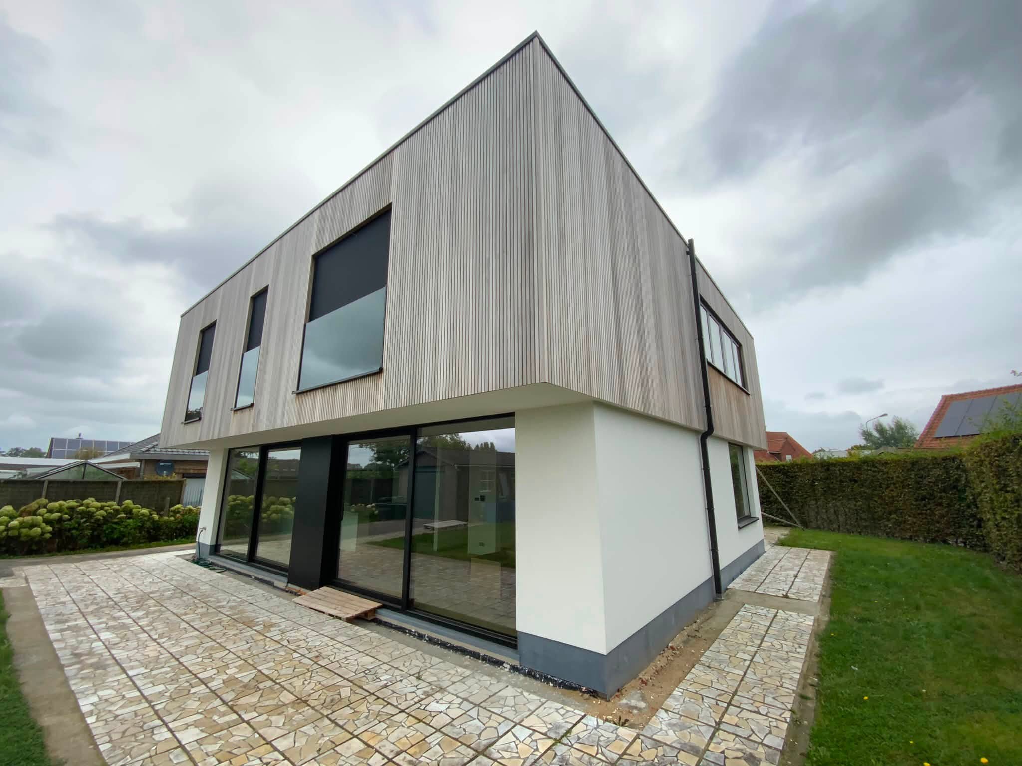 Moderne witte woning met crepi gevelafwerking