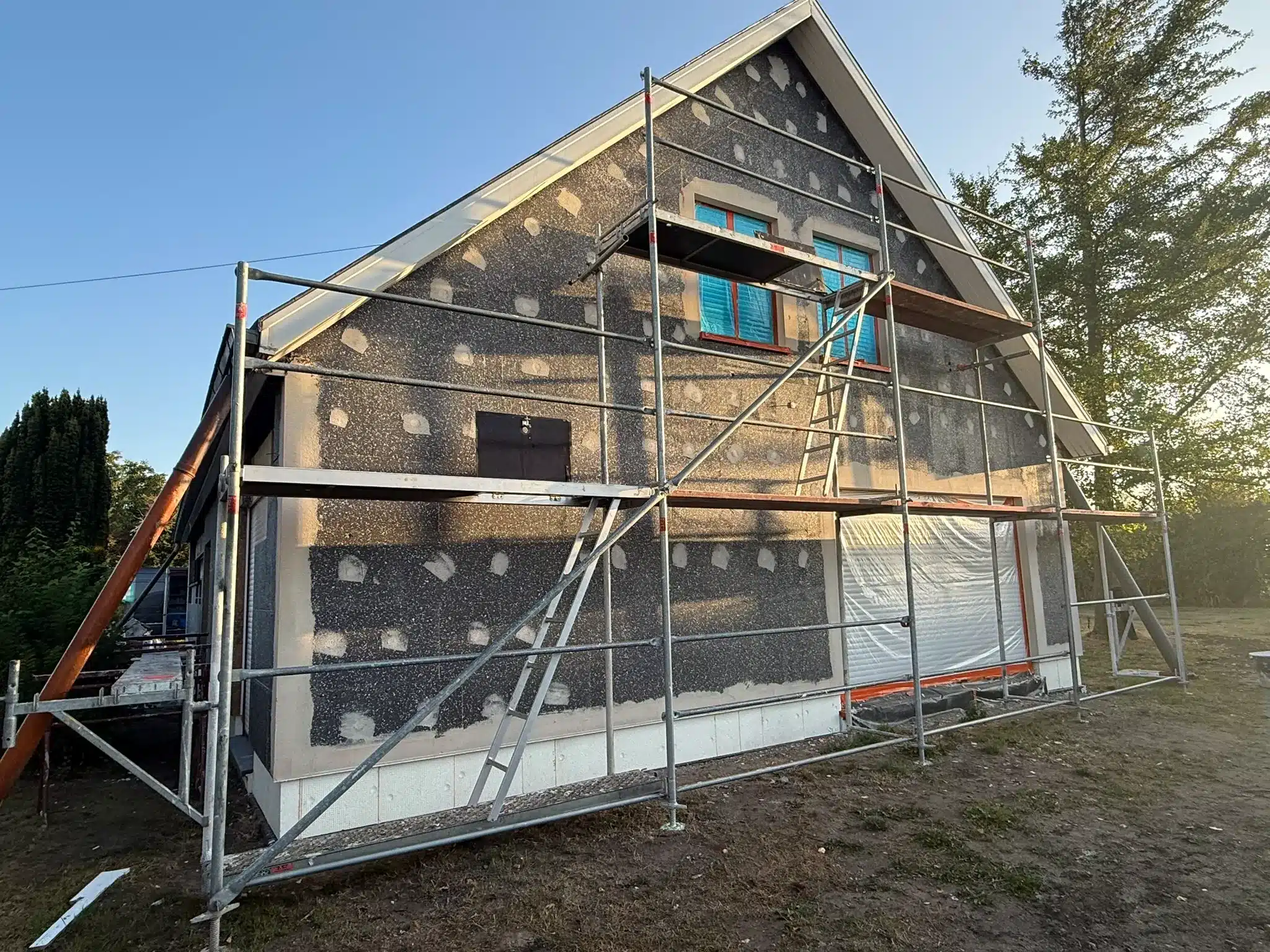 Moderne woning met witte gevelbepleistering